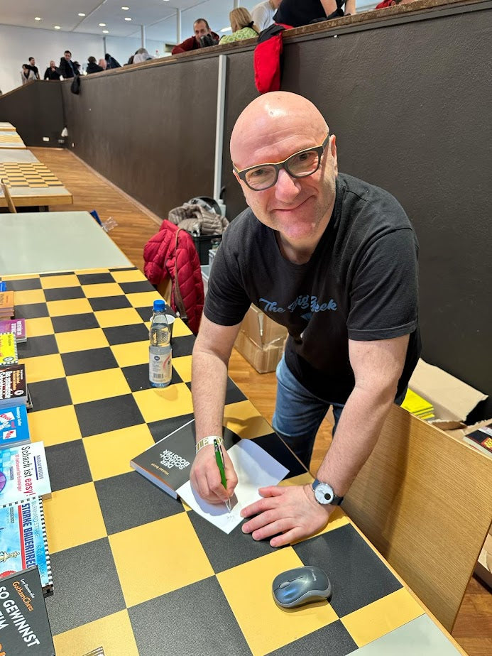 Hans Niemann und The Big Greek am Chess Tigers Stand