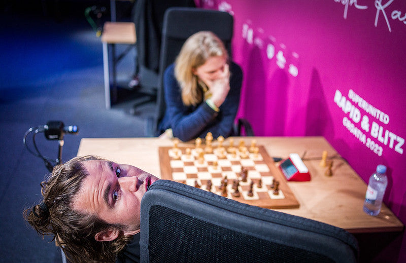 Magnus Carlsen verliert und postet