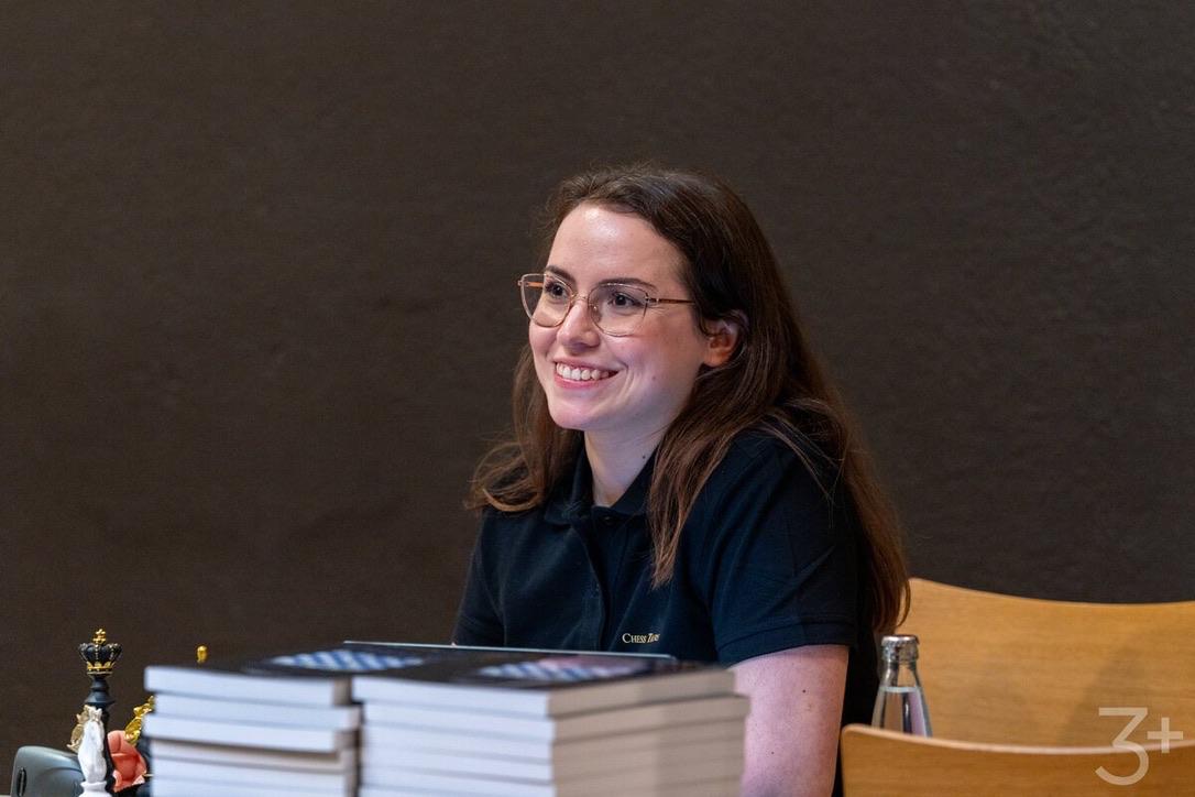 Emily Rosmait - die schachbegeisterte Aushilfe im Chess Tigers Store