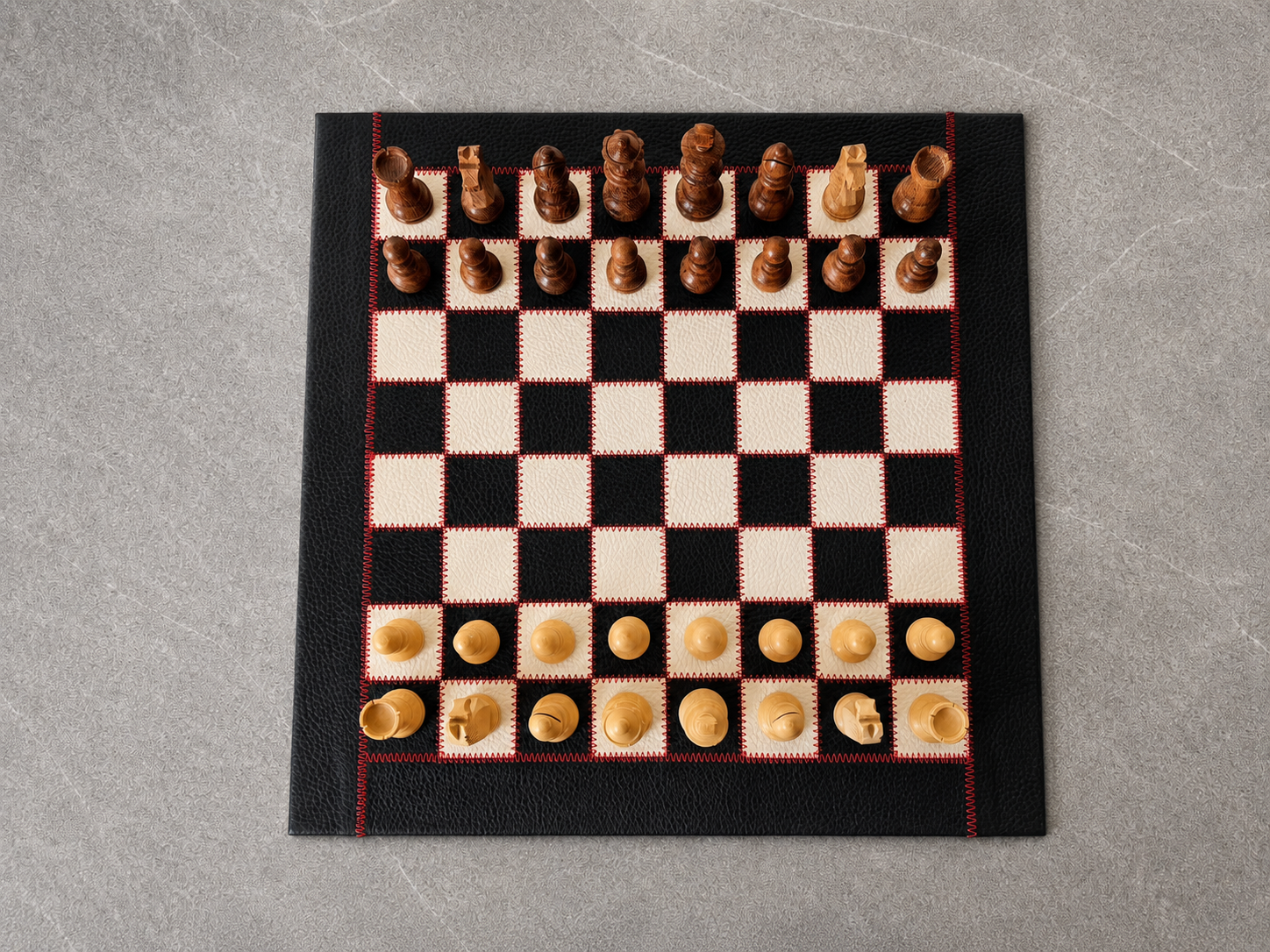 Luxus Schachset mit Lederbrett in Schwarz-Rot, 35 x 35 cm, mit Staunton-Schachfiguren