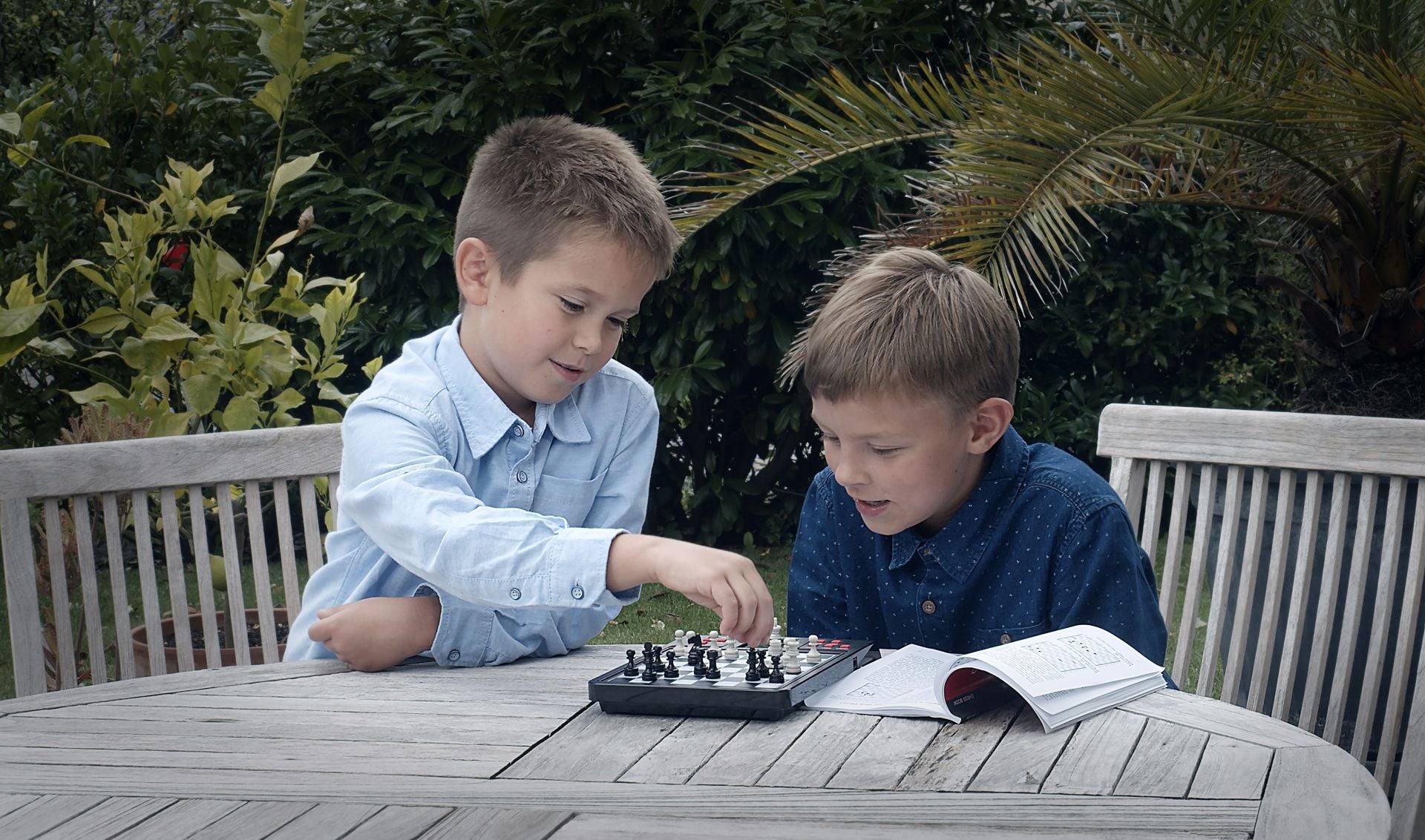 Millennium Chess School - Chess computer with textbook