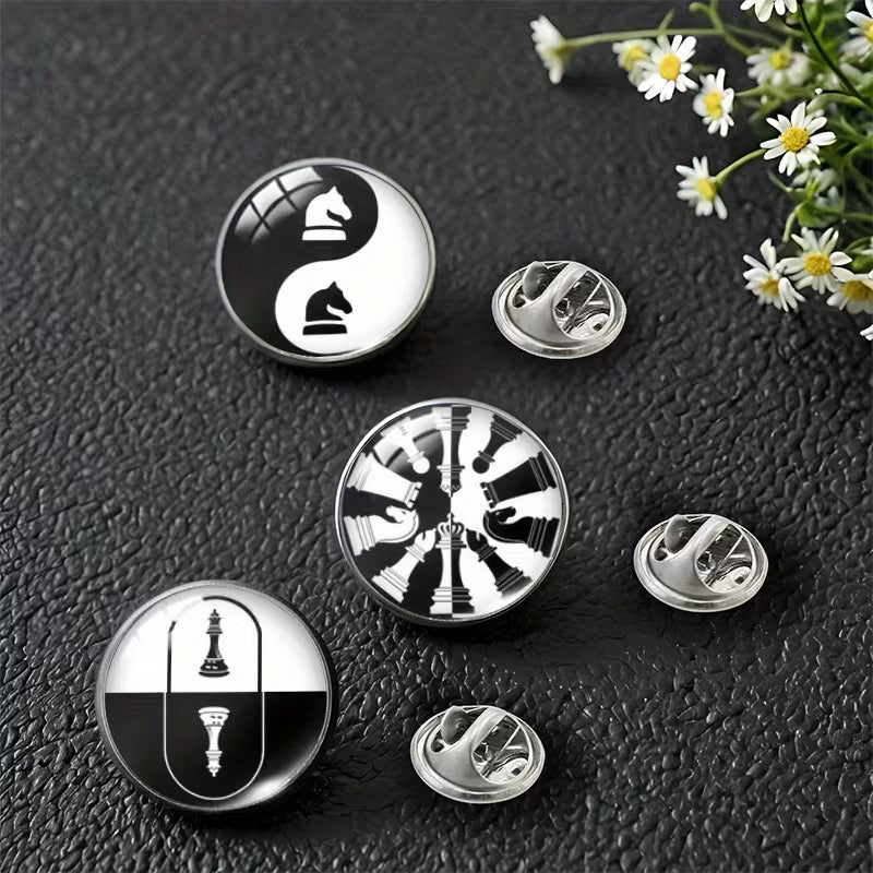 3 Schach Anstecknadeln aus Metall mit Schachfiguren-Motiven für Jacke, Rucksack und Tasche.