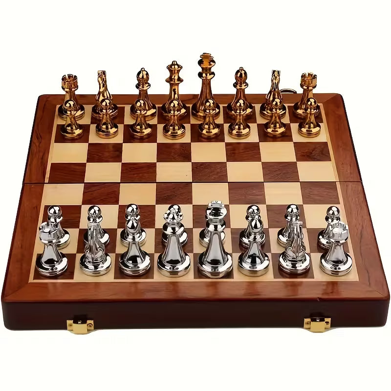 Hochwertiges Schachspiel aus Holz mit eleganten, schweren Metallfiguren. Schach-Kassette mit 30 x 30 cm großem Spielbrett und detailreich gestalteten Schachfiguren in Gold und Silber.