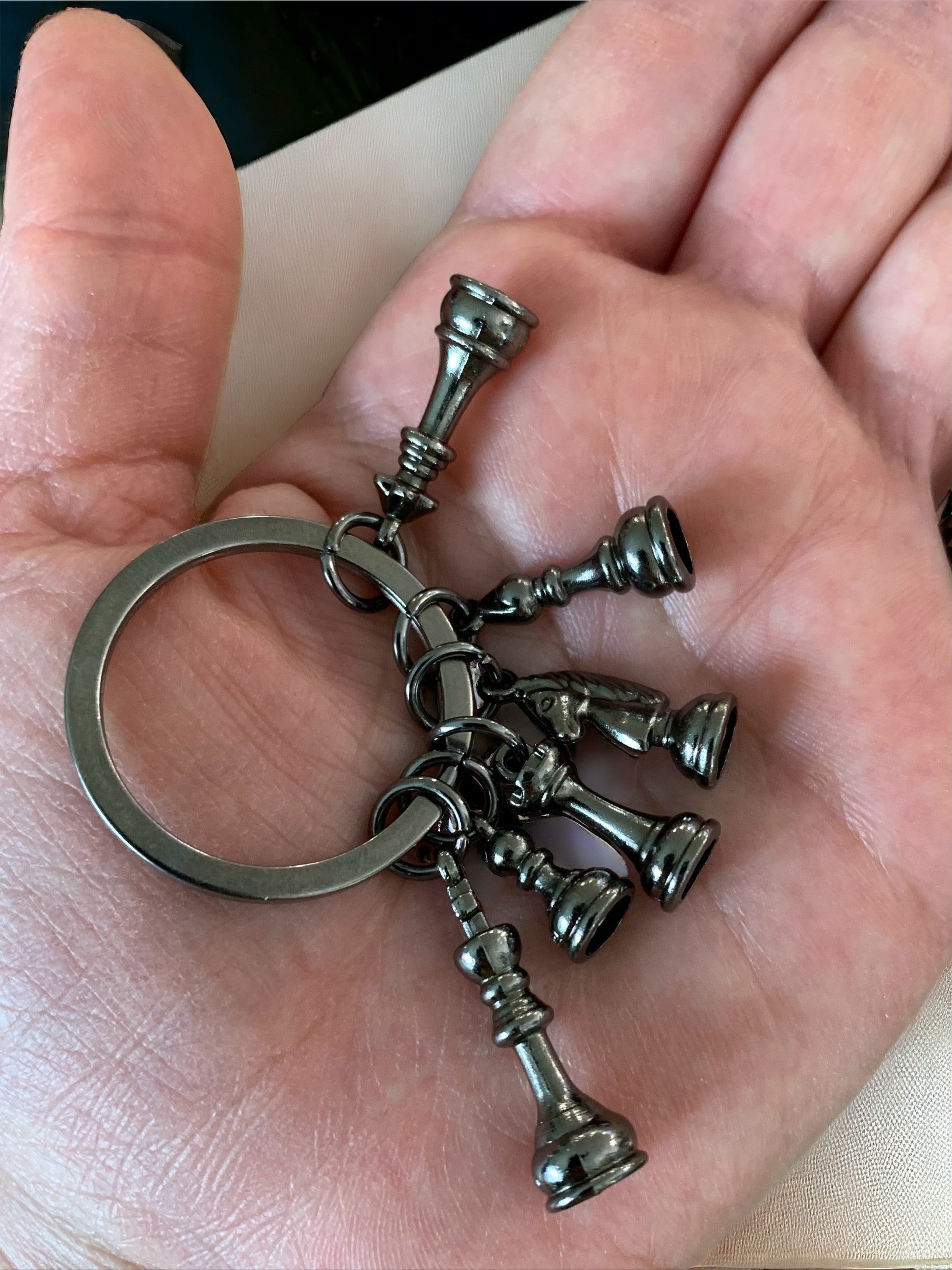 Schlüsselanhänger mit 6 Schachfiguren aus Metall - dunkel