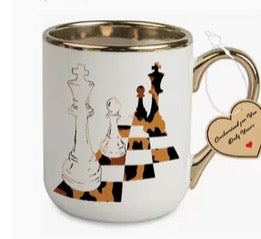 Kaffeetasse mit Schach-Design und Figuren – Geschenk für Schachspieler.