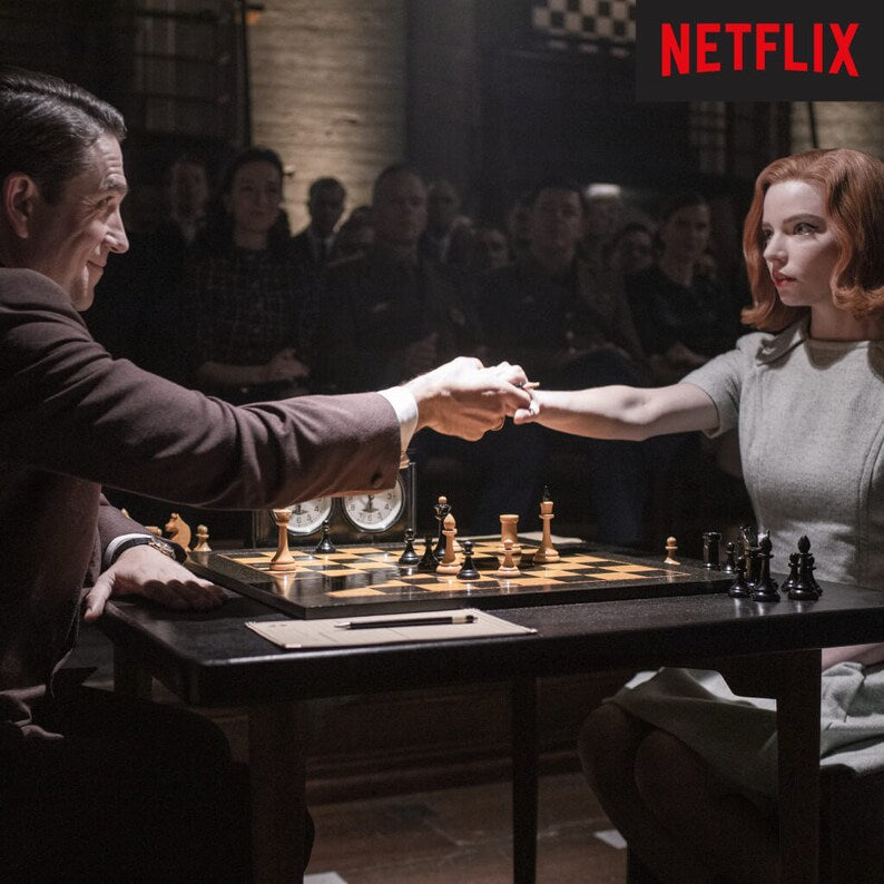 Offizielles Schachset aus "The Queen's Gambit" - Screenshot von der Serie