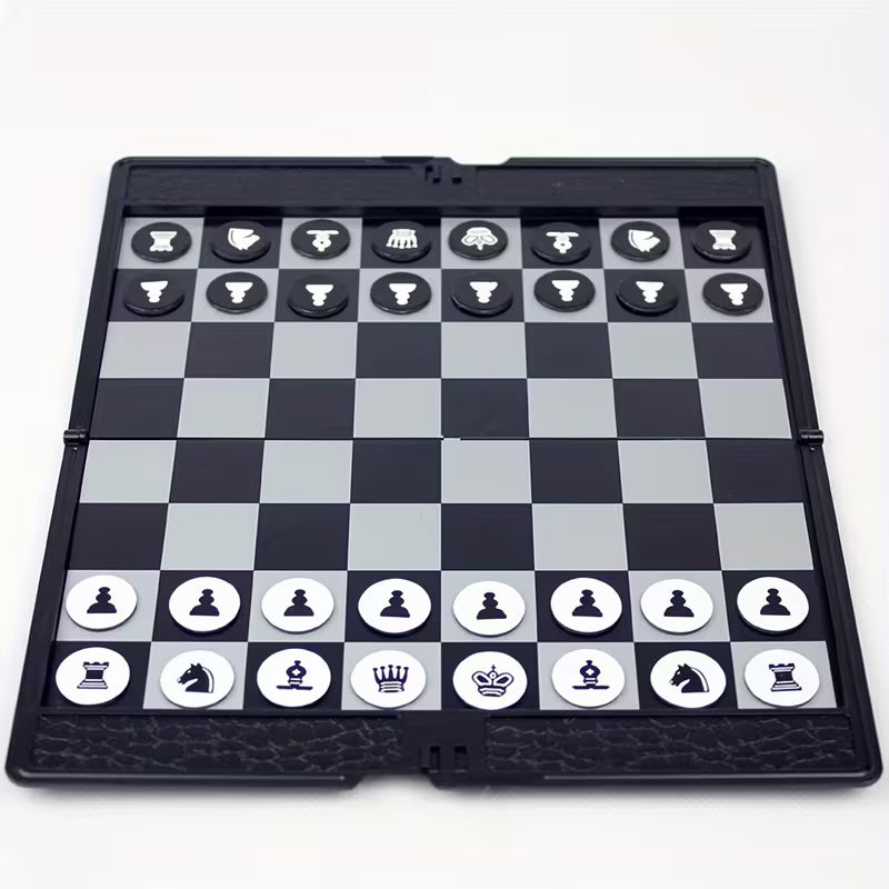 Faltbares Reiseschach im aufgeklappten Zustand