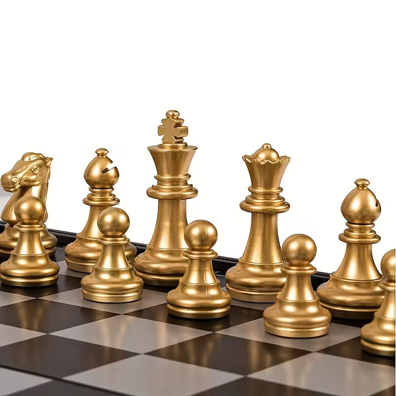 Dies ist ein Bild eines magnetischen Reiseschachs mit Figuren in Gold und Silber