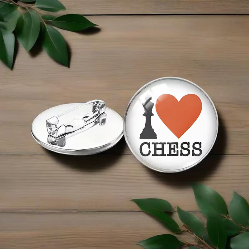 Runder Schach Ansteckbutton mit „Ich liebe Schach“-Motiv und Sicherheitsnadel für Jacke, Tasche oder Rucksack.