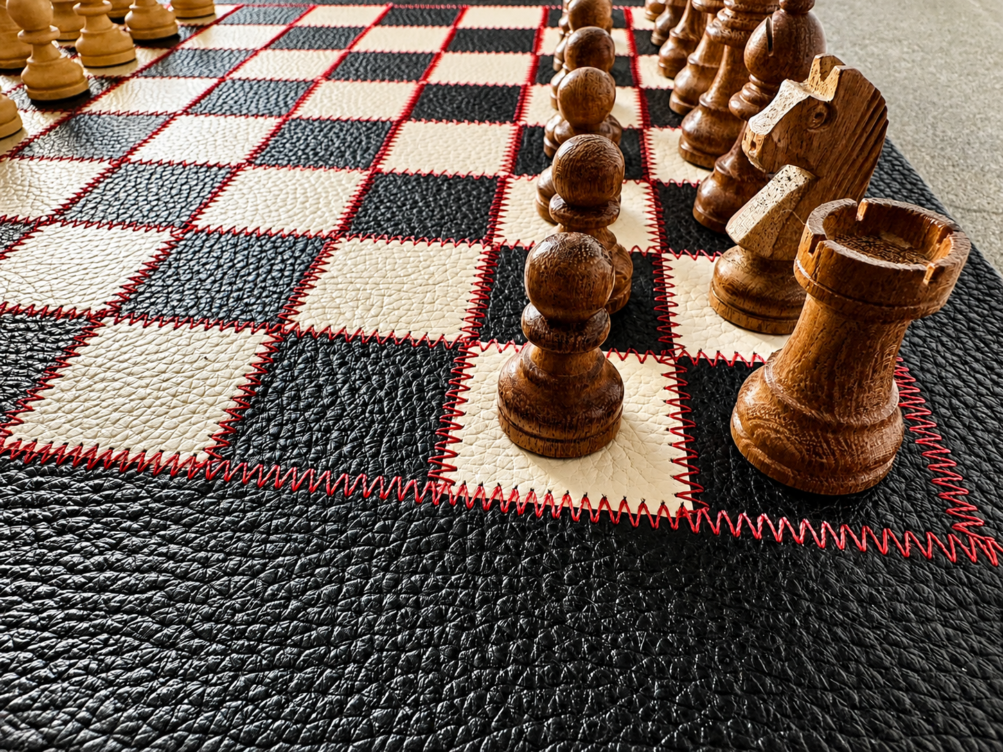 Luxus Schachset mit Lederbrett in Schwarz-Rot, 35 x 35 cm, mit Staunton-Schachfiguren