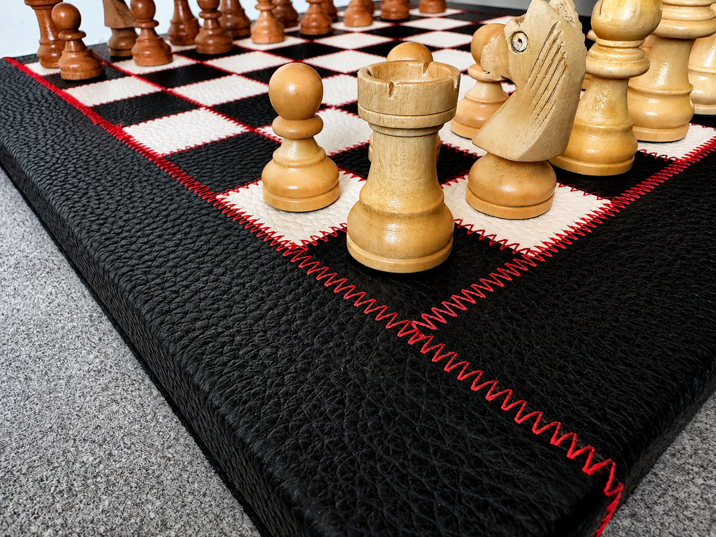 Schachset 35 x 35 cm mit Lederbrett und Staunton Figuren