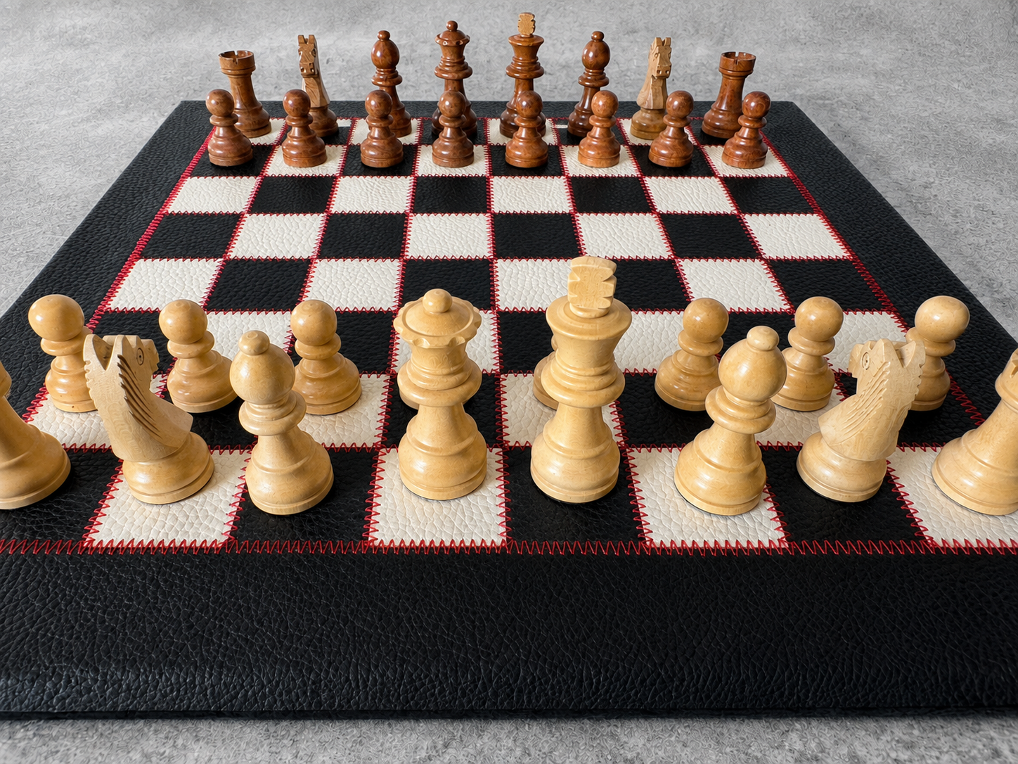 Luxus Schachset mit Lederbrett Black & Red und Staunton-Figuren, Brettgröße 35x35 cm
