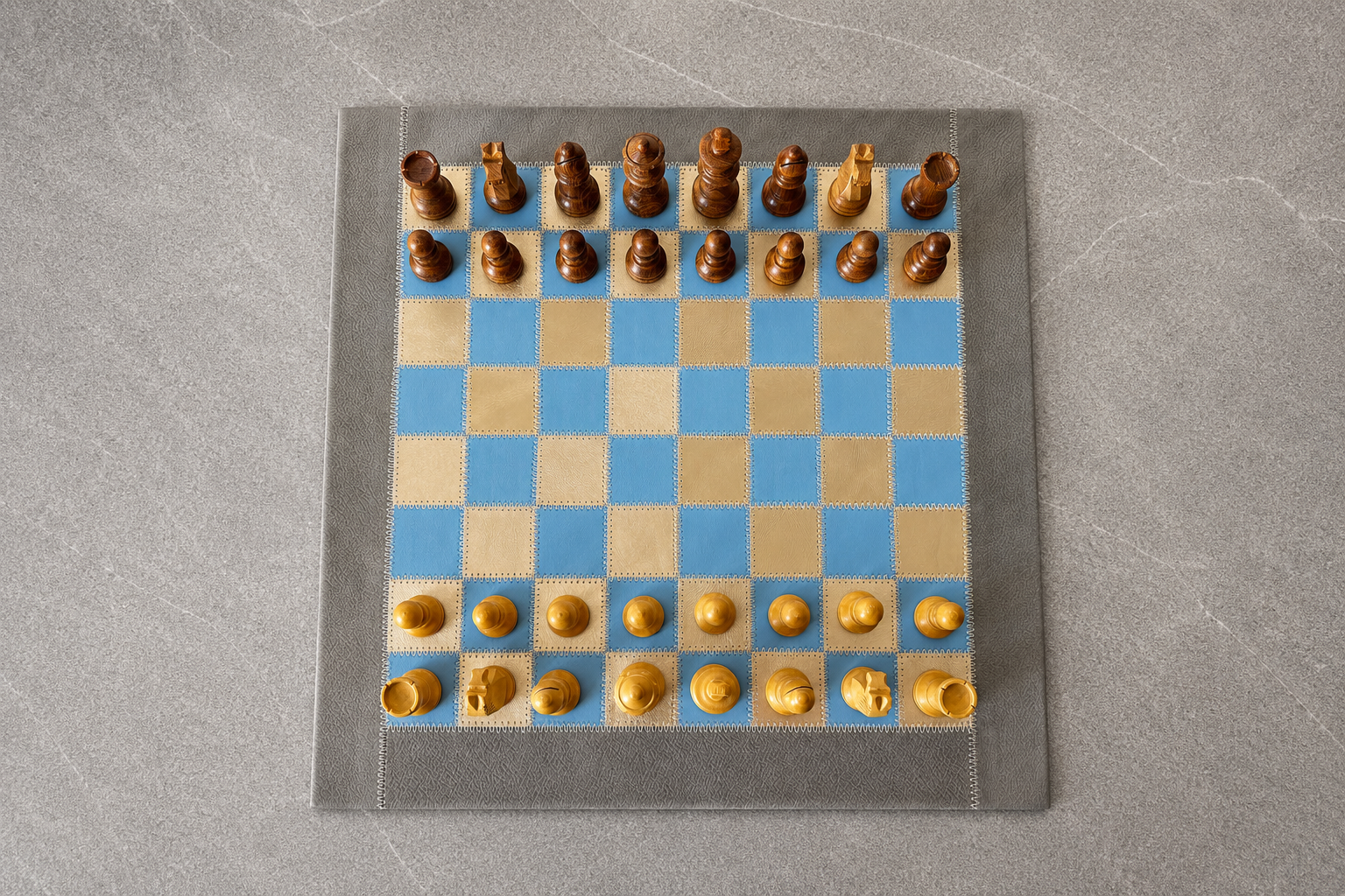 Elegantes Schachspiel mit Lederbrett in Champagne