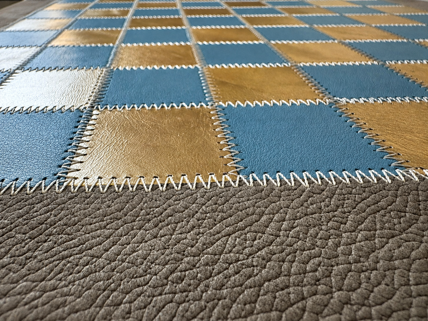 Luxus Schachset mit Lederbrett Champagne und Staunton-Figuren, Brettgröße 35x35 cm