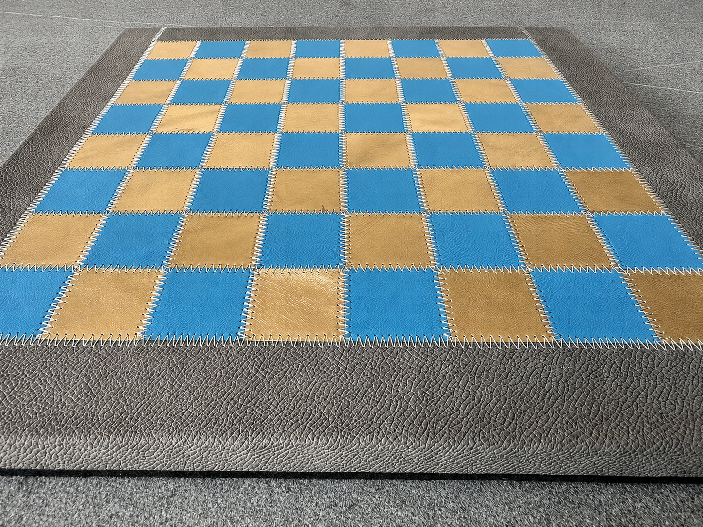 Luxus Schachset mit Lederbrett Champagne und Staunton-Figuren, Brettgröße 35x35 cm