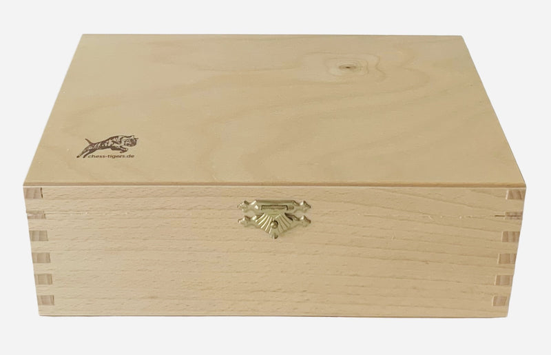 Dies ist ein Bild eines Holzkastens für Schachfiguren mit Logo der Firma Chess Tigers