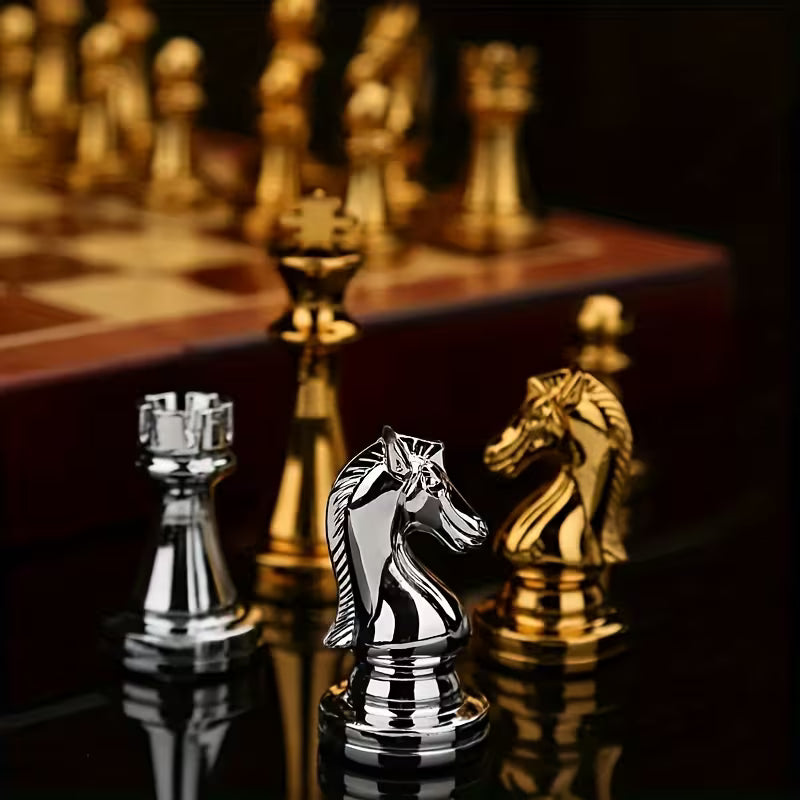 Elegantes Schachspiel mit gold- und silberfarbenen Figuren und integriertem Aufbewahrungskasten.