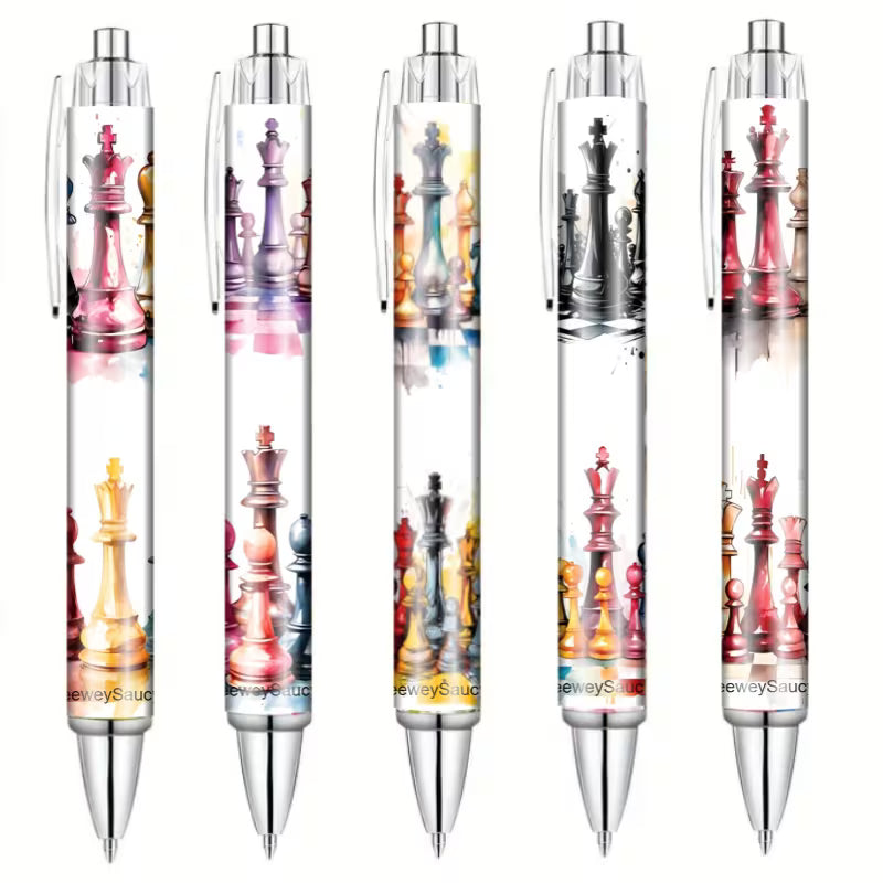 Gelstift mit Schachfiguren-Muster und feiner Spitze. Dekorativer Schreibstift für Kinder, Schachfans sowie Schule, Schach-AG und Freizeit.