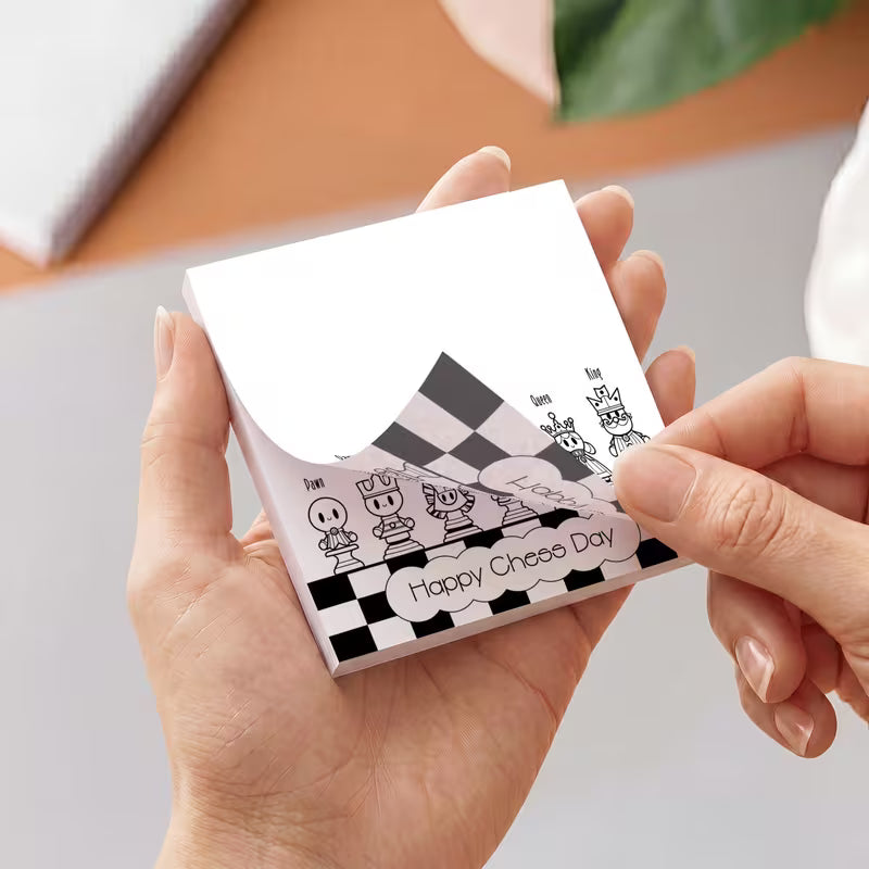Haftnotizblock mit Schachfiguren-Motiv, 100 selbstklebende Notizzettel im Format 75 × 75 mm für Schule, Schachverein und Zuhause.