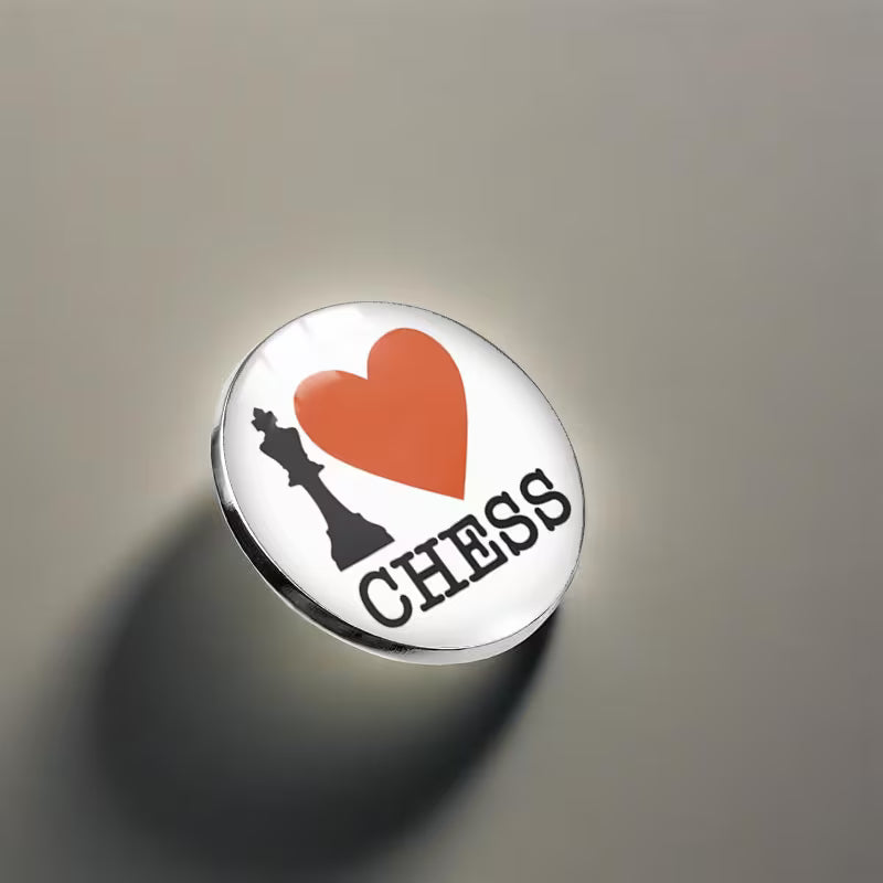 Runder Schach Ansteckbutton mit „Ich liebe Schach“-Motiv und Sicherheitsnadel für Jacke, Tasche oder Rucksack.