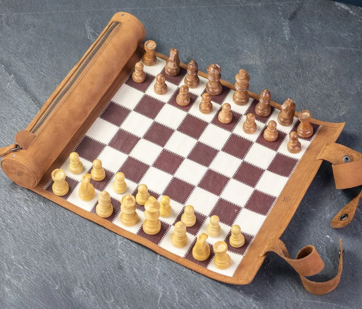 Magnetisches Schachspiel zum Rollen mit Staunton Figuren – hochwertiges Reiseschach Set