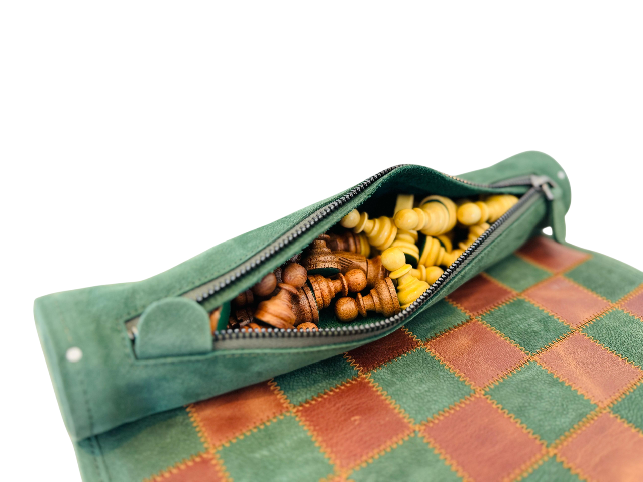 Gerolltes Schachbrett mit Magnetfiguren – kompaktes Schachspiel für Reisen