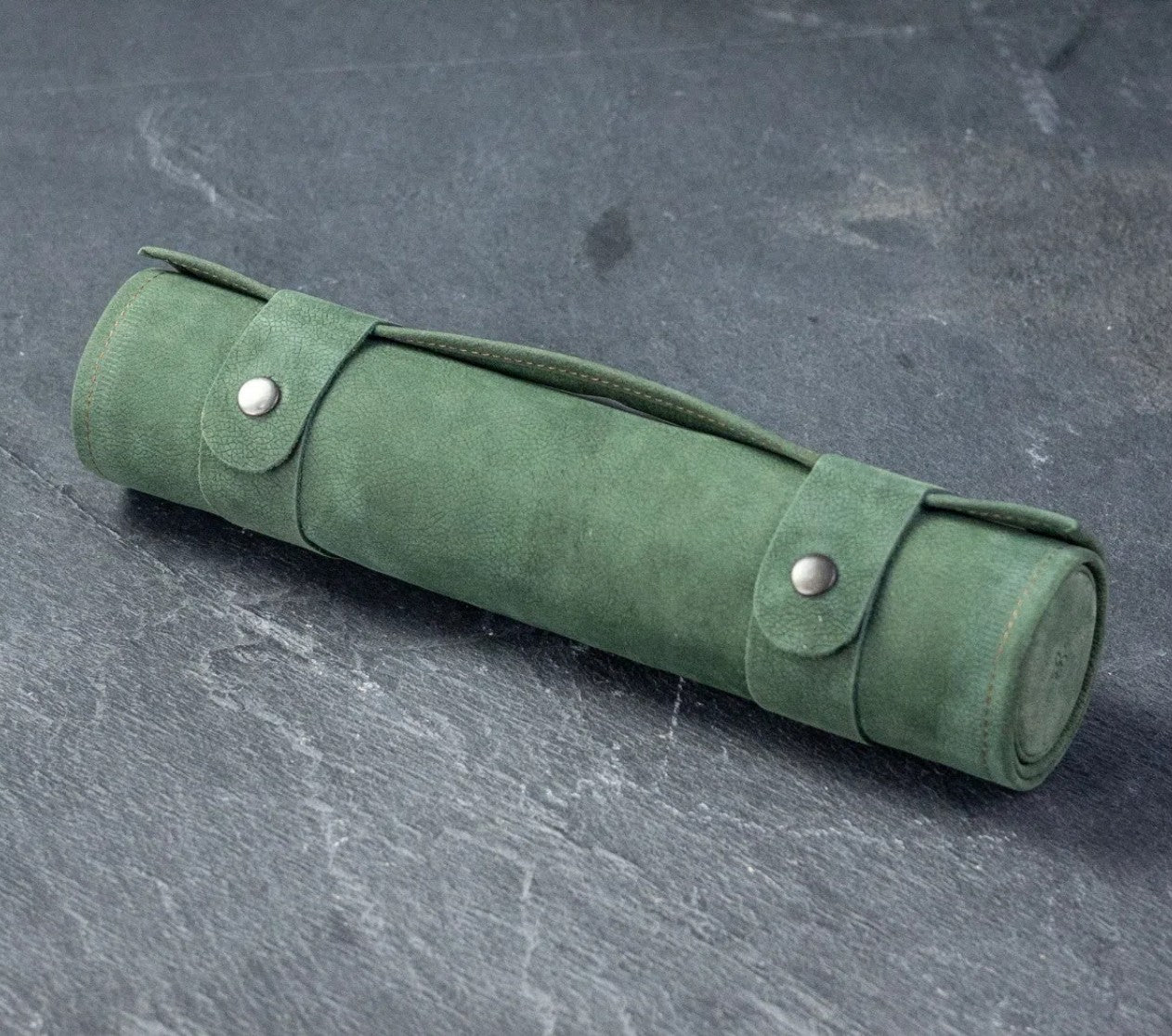 Gerolltes Schachbrett mit Magnetfiguren – kompaktes Schachspiel für Reisen