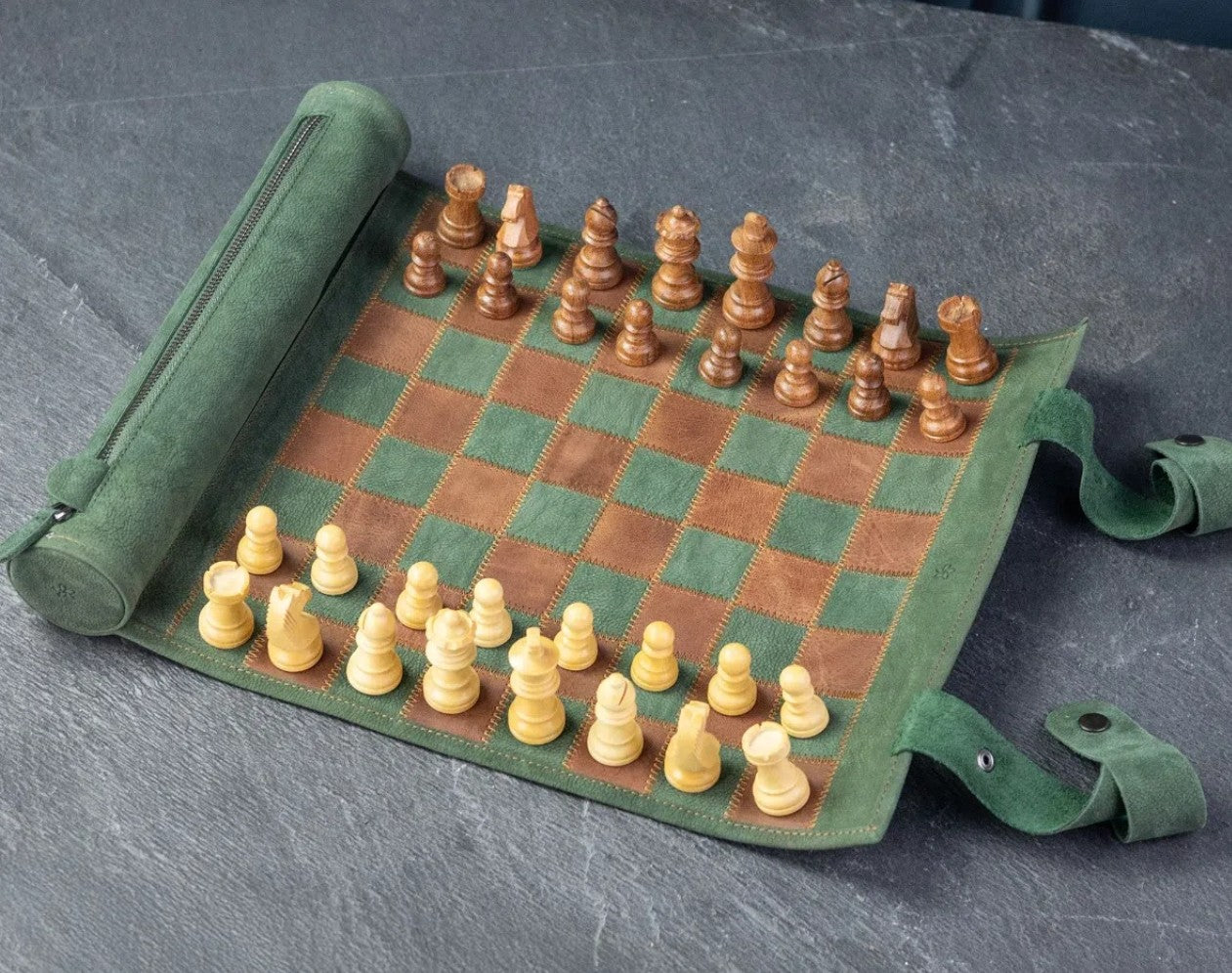 Magnetisches Schachspiel Maße 38x30 cm – kompaktes Reiseschach mit Staunton Figuren