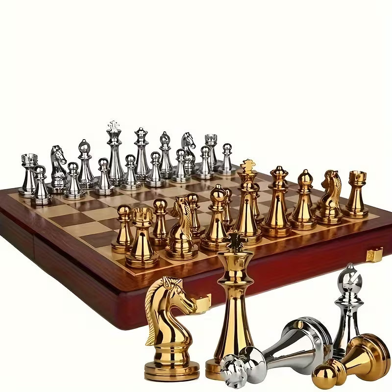 Schöne Schach-Kassette aus Holz mit schweren Metallfiguren auf einem 30 x 30 cm großen Schachbrett.