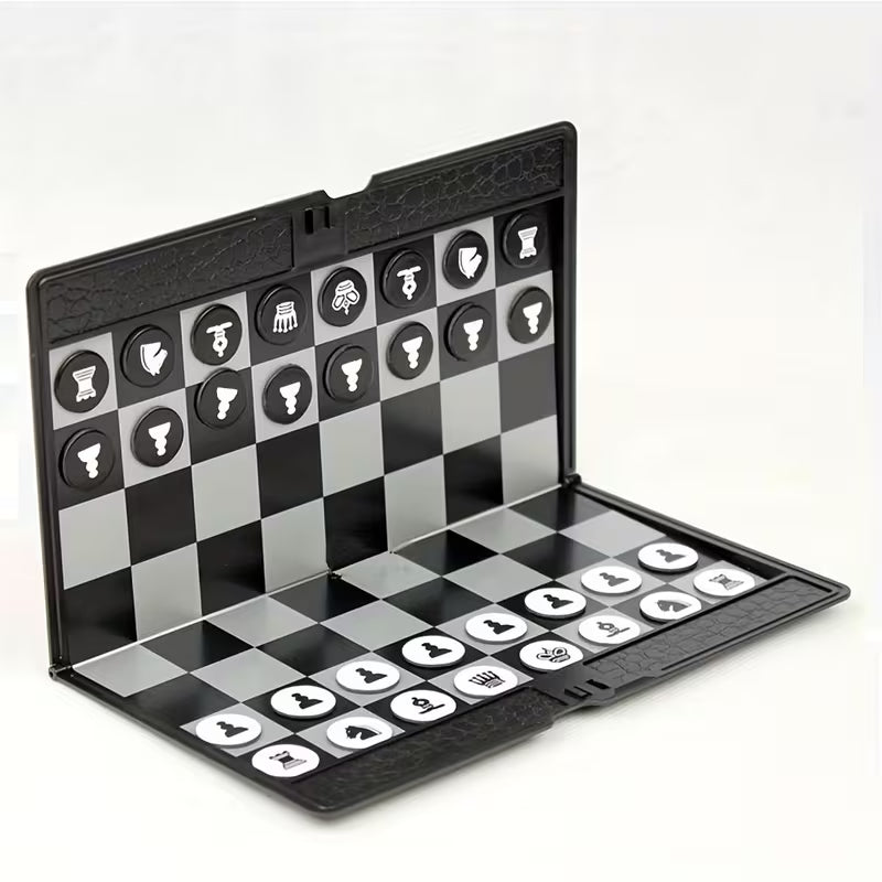 Kleines faltbares Reiseschach, kompakt und leicht, ideal für unterwegs