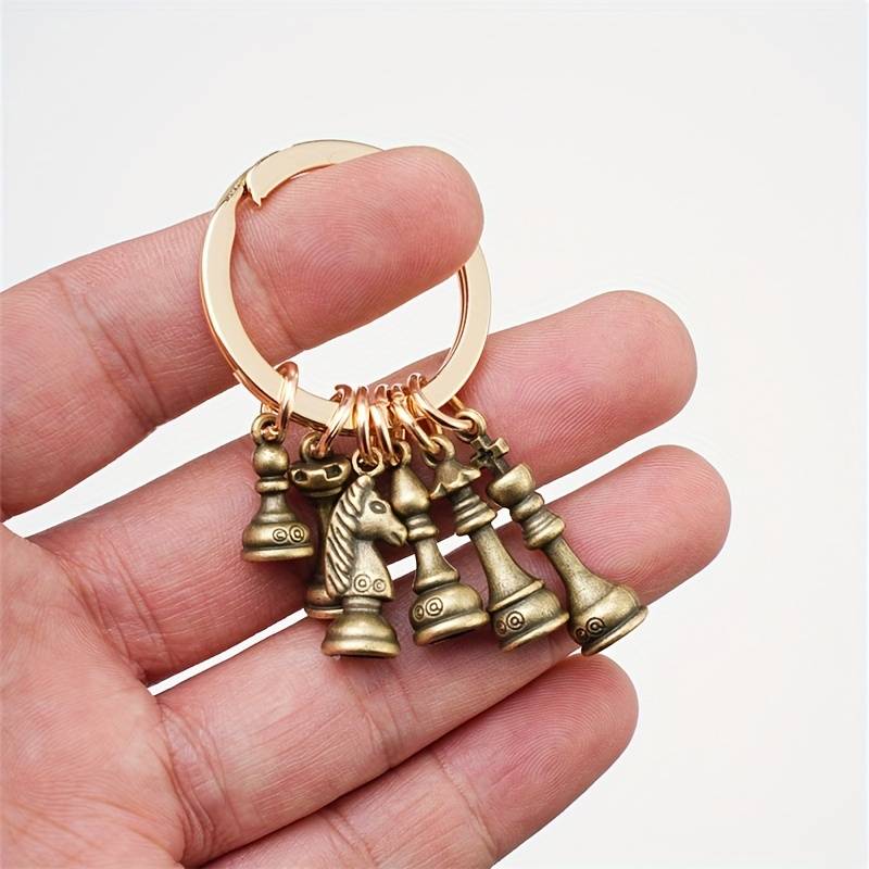 Schlüsselanhänger mit 6 Schachfiguren aus Metall - gold