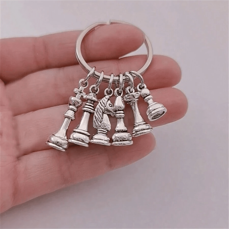 Schlüsselanhänger mit 6 Schachfiguren aus Metall - silber